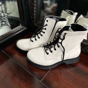 SIZE NINE WHITE BOOTS